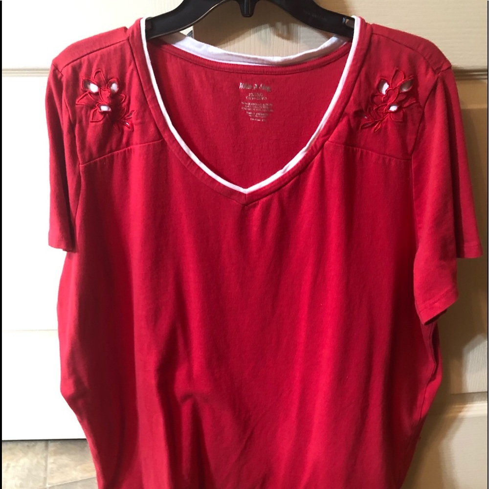 Nice T-SHIRT with flower cutout